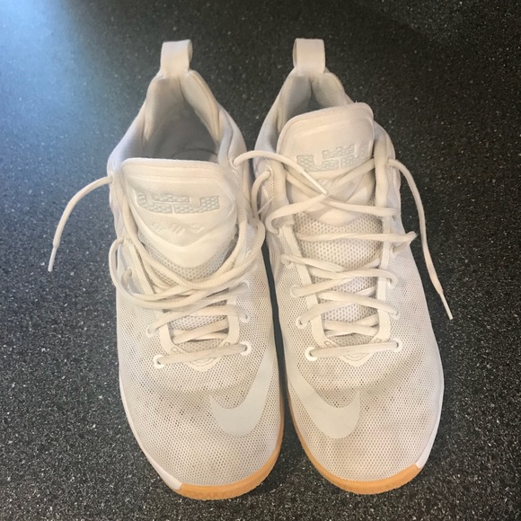 Lebrons basketball shoes - Picture 1 of 5